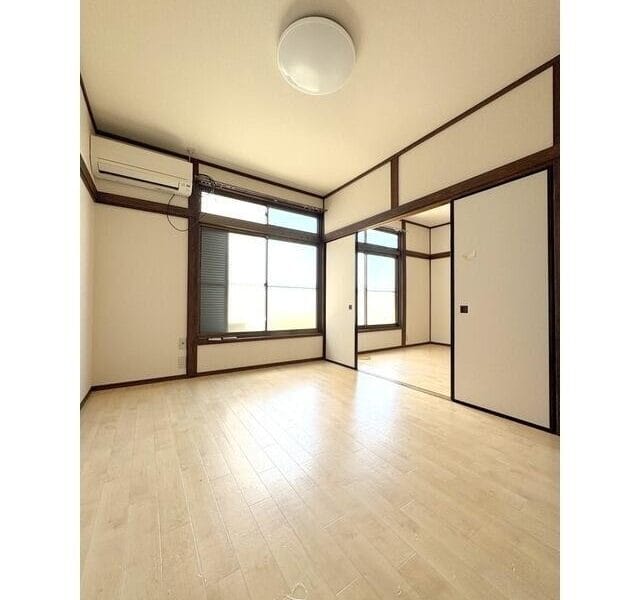 2DK APT on Top Floor in KitaUrawa W87 001