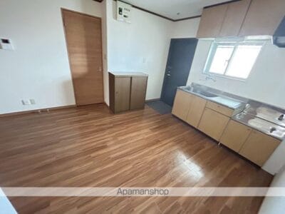 2DK Apt on Top Floor in Shinozaki F96 101